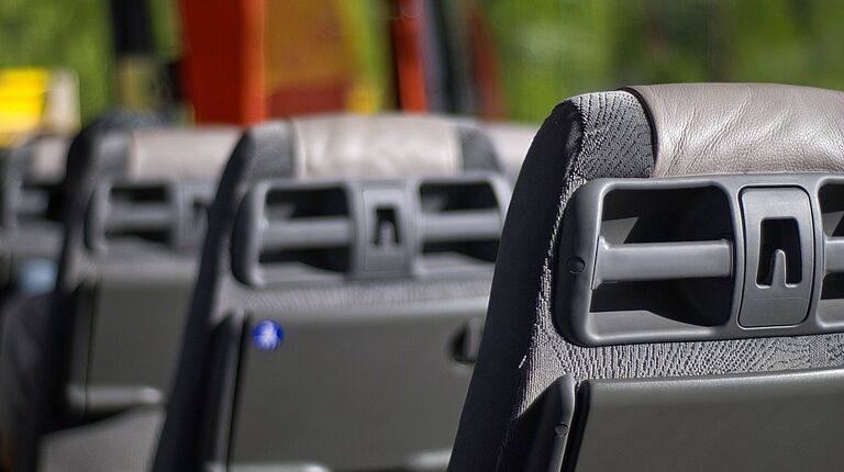 4 dossiers gris de fauteuils d'un car 