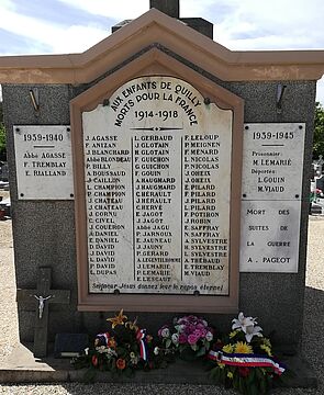 Monument aux morts: noms et prénoms des enfants de Quilly morts pour la France entre 1914 et 1918. au pied: des gerbes de fleurs et une croix religieuse - Agrandir l'image, .JPG 5 Mo (fenêtre modale)