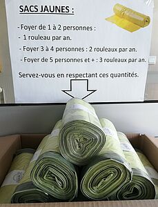 rouleaux de sacs jaunes entreposés dans un carton - Agrandir l'image, .JPG 560 Ko (fenêtre modale)