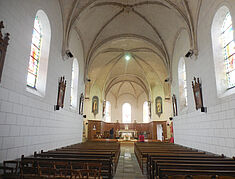 intérieur de l'église de Quilly: rangées de bancs et voûtes du plafond - Agrandir l'image, .JPG 293,3 Ko (fenêtre modale)